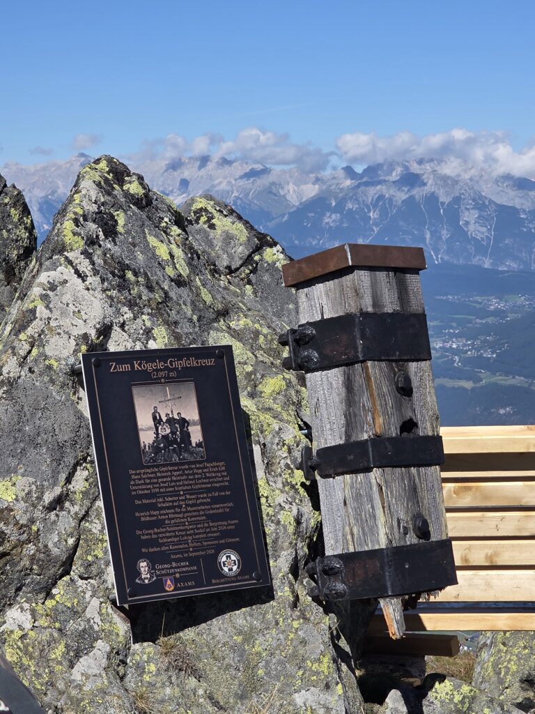 Neues Gipfelkreuz am Axamer Kögele: Ein neues Wahrzeichen für die Axamer Lizum - Bergtourentipp Tirol 8 - Bergtourentipp Tirol